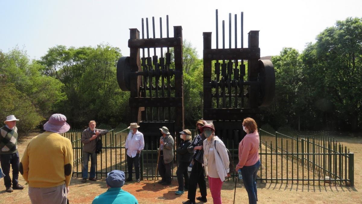 Rod Kruger, at the Struben Stamp Mill on the left, explaining how first the Confidence Reef and shortly afterwards the Main Reef were discovered. 